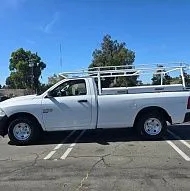 Грузовик RAM 1500 2021 года выпуска, двигатель 3.6L V6, багажник на крыше и ящики для инструментов!