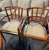 Гостевой/боковой стул от Knoll с деревянным каркасом и сиденьем из бежевой ткани.