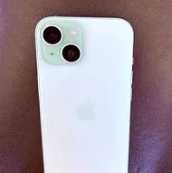 iPhone 15 128 ГБ, зеленый — разблокирован, как новый.