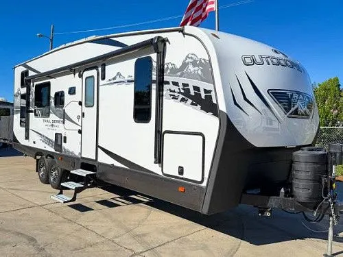 Прицеп-фургон для перевозки техники Outdoors RV Toy Hauler 27TRX 2024 года выпуска