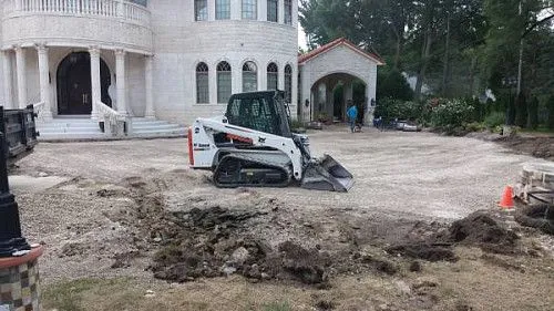 Услуги мини-экскаватора Bobcat, укладка тротуарной плитки, ландшафтные работы, выравнивание грунта, вывоз строительного мусора, демонтаж.