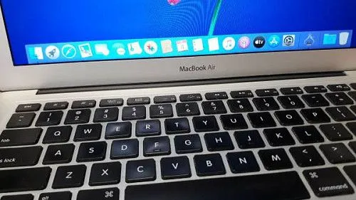 MacBook Air 2012 года (13 дюймов), процессор Core i5, 4 ГБ оперативной памяти, SSD-накопитель 128 ГБ, macOS X 10.15.