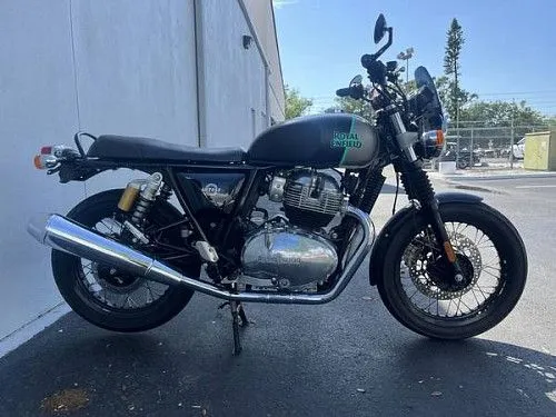 Мотоцикл Royal Enfield INT650 Mark 2 2023 года выпуска.