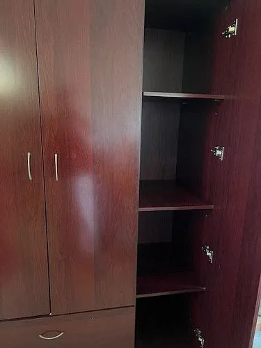 $100 Трехдверный платяной шкаф с ящиками