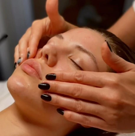 Alla Perch, Beautician