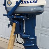 Двигатель Evinrude Big Twin 35 л.с., длинный вал (транец 20 дюймов), румпель, 1958 год выпуска.