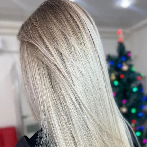 Anna, Hairstylist