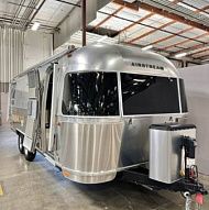 Прицеп-дача Airstream International 25 с задней кроватью, двухъярусная, 2019 года выпуска.