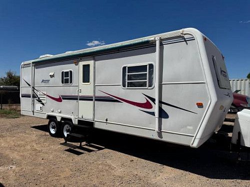 Дом Alumascape 2000 года постройки, построенный компанией Holiday Rambler, расположен в городе Гилберт.