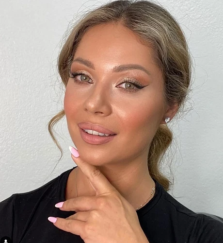 Victoria La Makeup