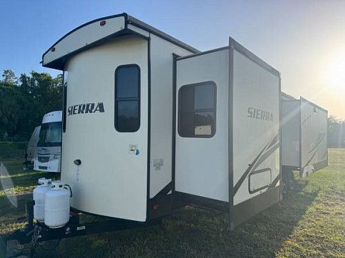 Прицеп-фургон Forest River Sierra 393RL 2018 года выпуска.