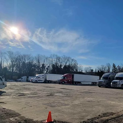 Available trucks parking spots