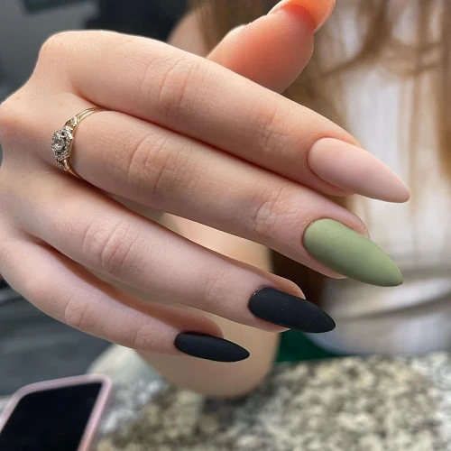 Alina, Nails