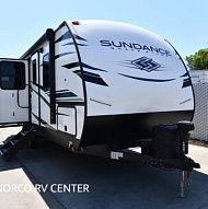 Отличный туристический прицеп Sundance Ultra Lite 222RB 2022 года выпуска, комплектация для расширенного сезона.