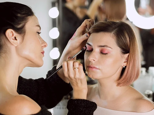 Mila, Makeup