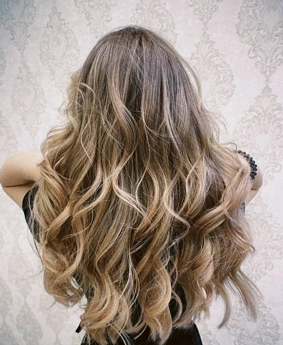 Naira, Hairstylist