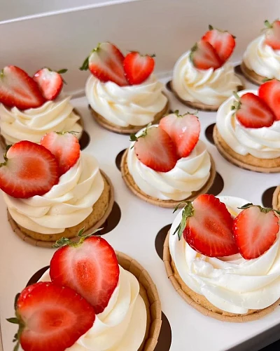 CAKES AND ECLAIRS IN MIAMI