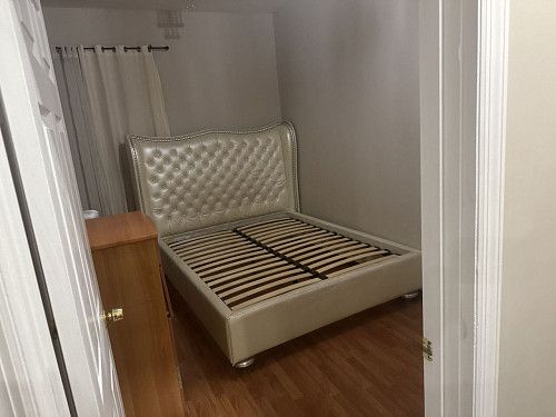 Сдается комната  для одной девушки- полубейсмент с окном.