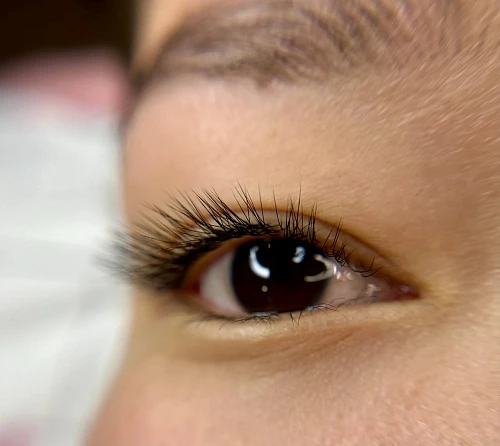 Эржин, Услуги по Наращиванию и BOTOX Ресниц