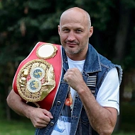 Экс чемпион Европы и Мира по версии IBF Роман Кармазин, занятия по боксу