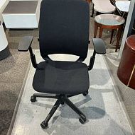 Офисное кресло Steelcase Amia с черной обивкой и новыми подлокотниками.